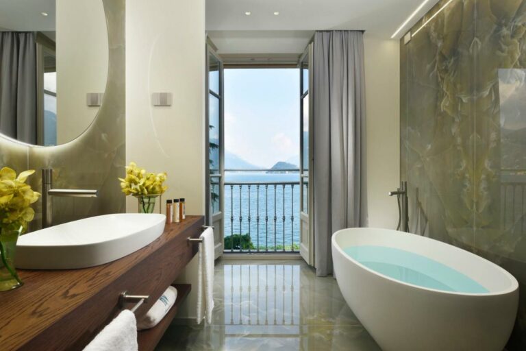 Grand Hotel Victoria concept & spa, by R Collection Hotels salle de bain baignoire vue sur le lac de come